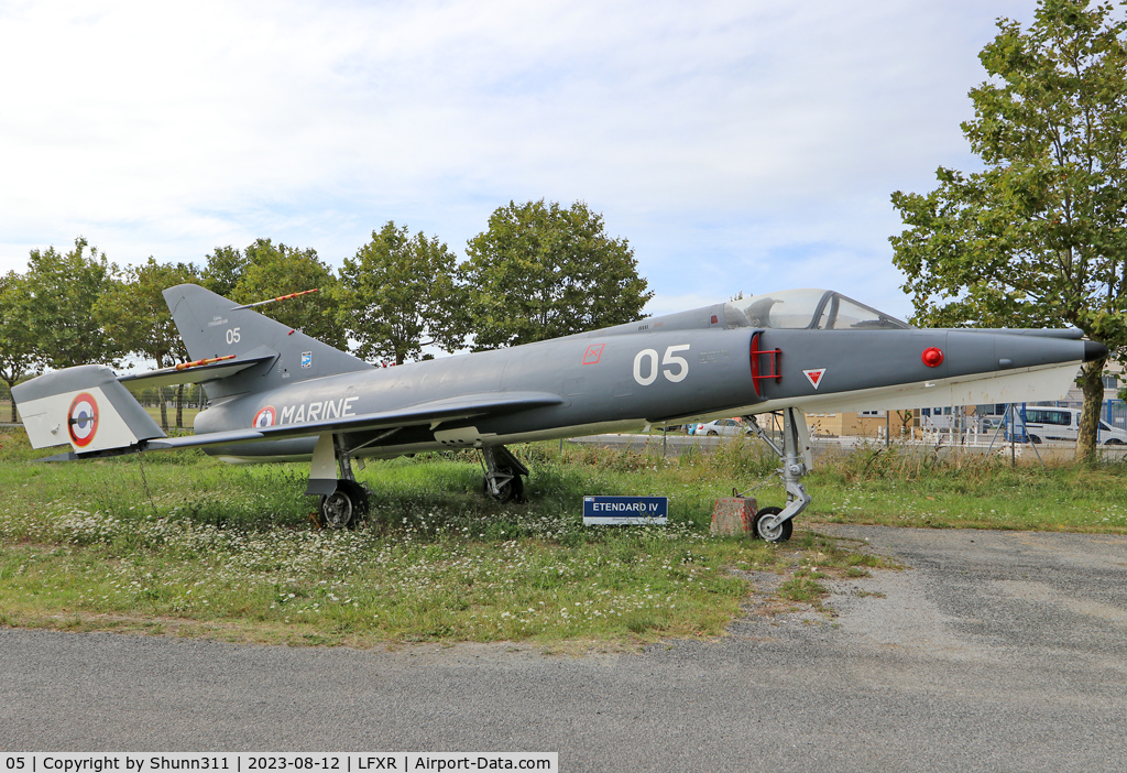 05, Dassault Etendard IV.M C/N 05, Displayed at the entrance of the ANAMAN - Rochefort French Navy Museum