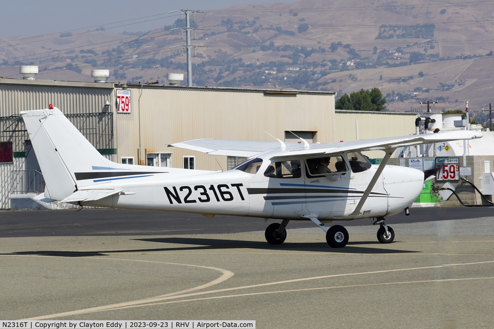 N2316T, 1999 Cessna 172R C/N 17280694, Reid-Hillview Airport Community Day California 2023.