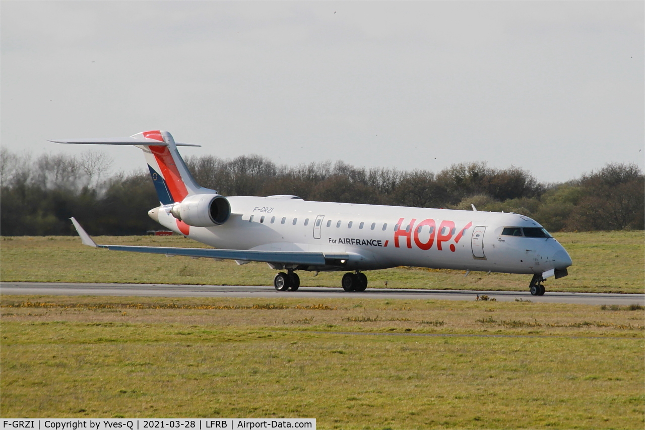 F-GRZI, Canadair CRJ-702 (CL-600-2C10) Regional Jet C/N 10093, Canadair CRJ-702, Taxiing rwy 25L, Brest-Bretagne Airport (LFRB-BES)