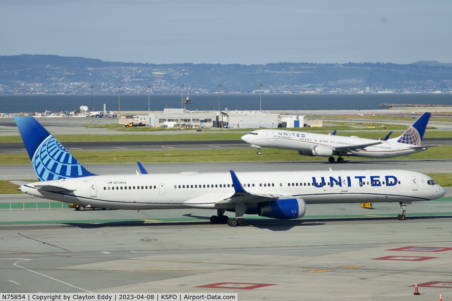 N75854, 2002 Boeing 757-324 C/N 32813, SFO 2023.