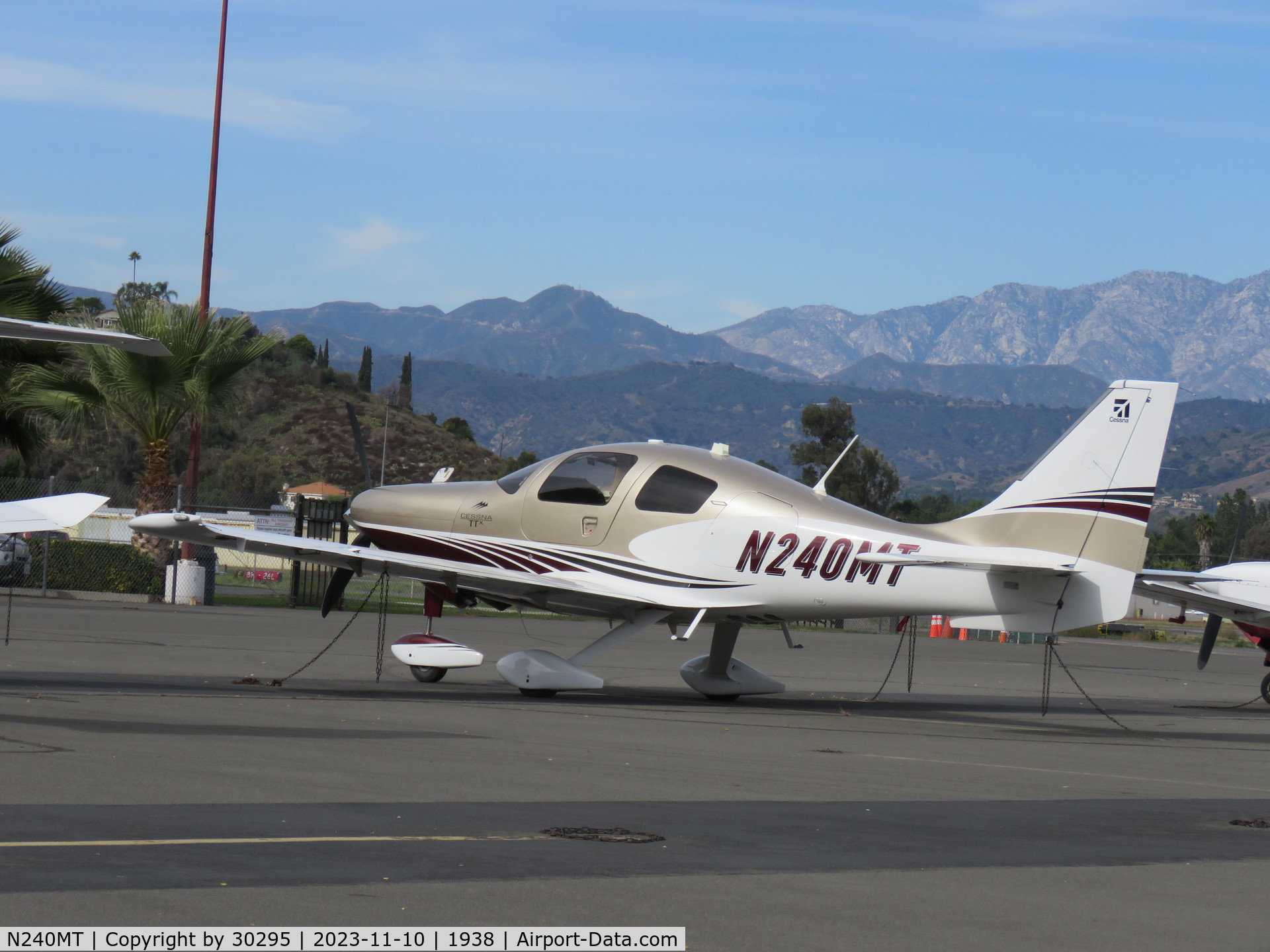 N240MT, 2014 Cessna T240 C/N T240-02050, Parked