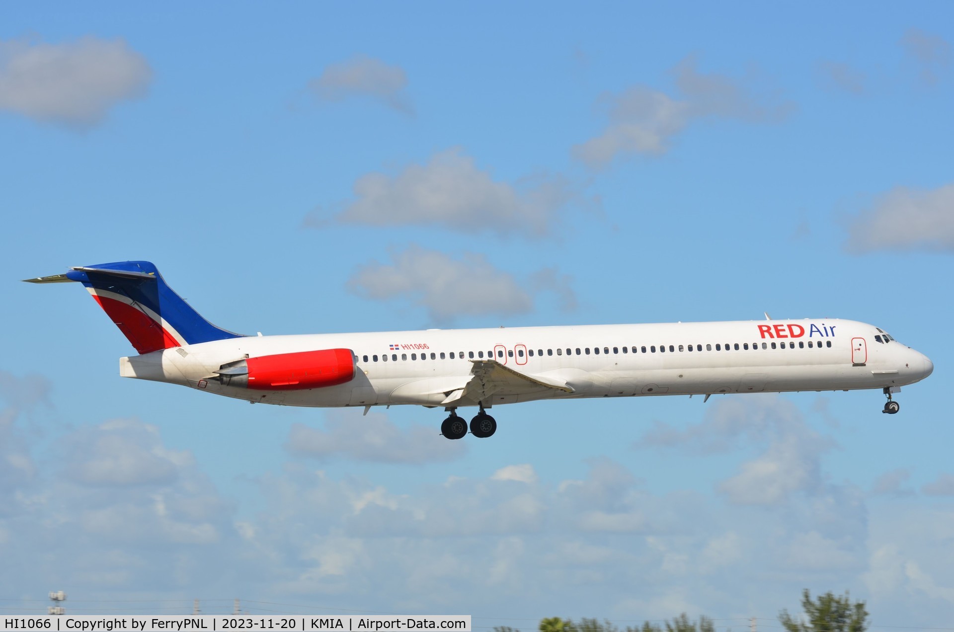 HI1066, 1990 McDonnell Douglas MD-82 (DC-9-82) C/N 49924, Red Air MD 82 landing in MIA, formerly operated by AA as N7532A