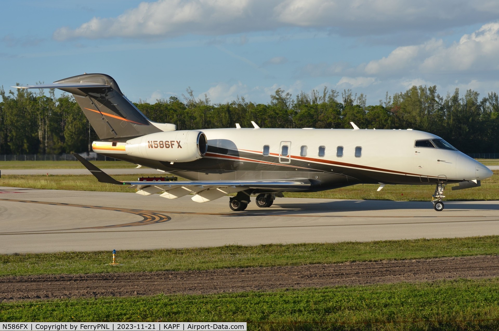 N586FX, 2017 Bombardier Challenger 350 (BD-100-1A10) C/N 20710, Flexjet CL350 vacating the runway.