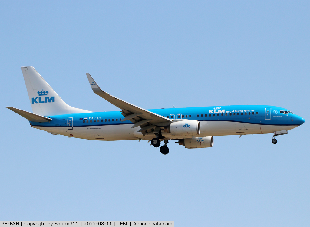 PH-BXH, 2000 Boeing 737-8K2 C/N 29597, Landing rwy 24R in new c/s...
