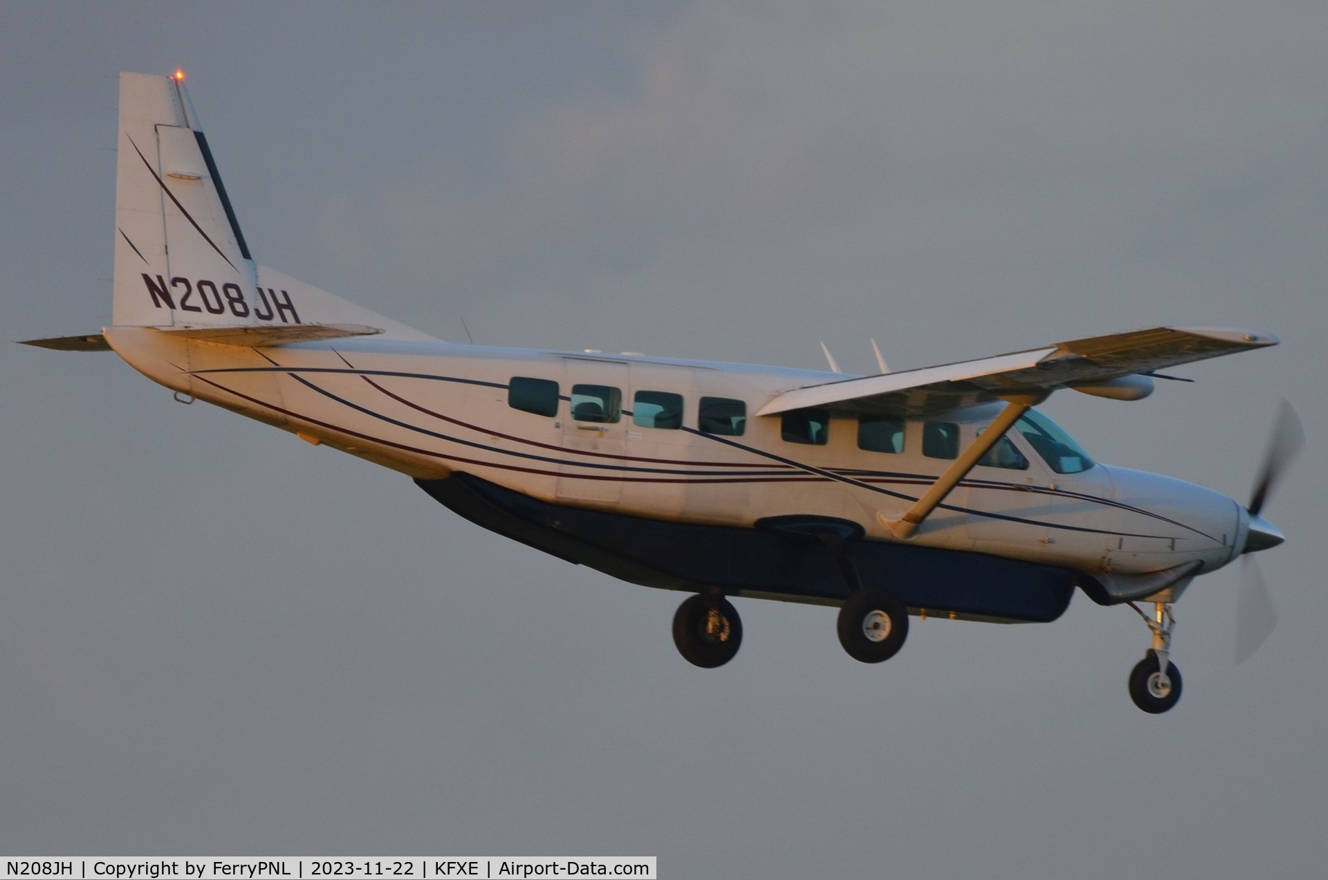 N208JH, 2005 Cessna 208B C/N 208B1144, Watermakers Air Ce208 landing