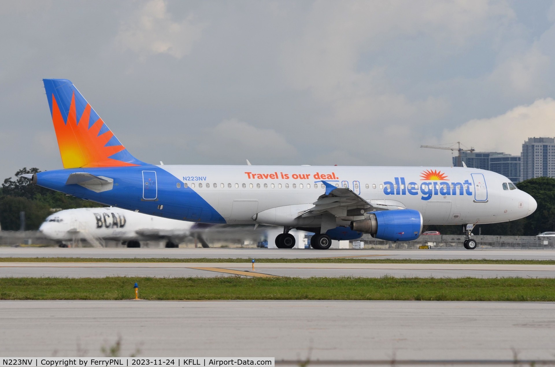 N223NV, 2001 Airbus A320-214 C/N 1540, Allegiant A320 lined-up for departure