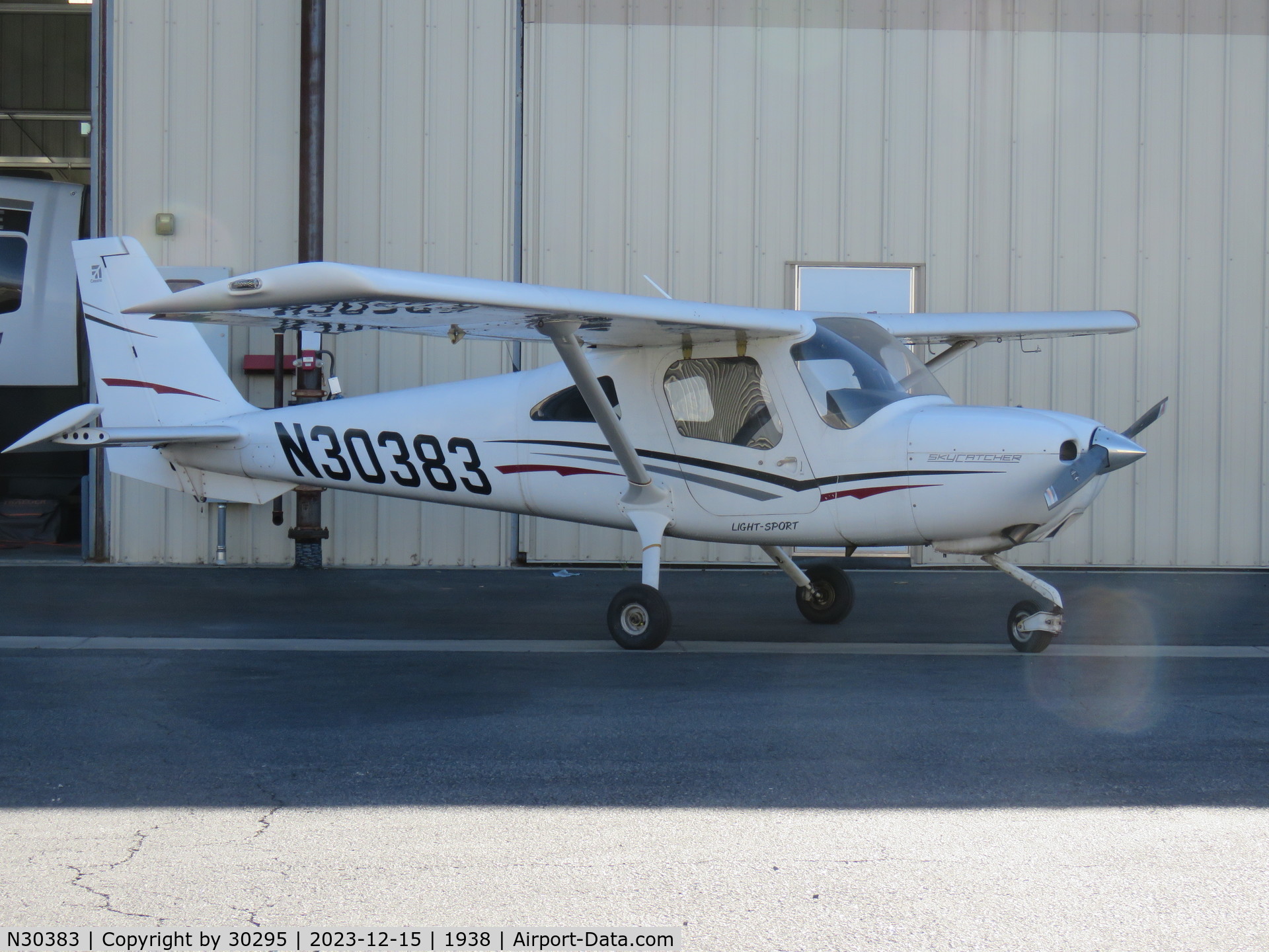 N30383, 2011 Cessna 162 Skycatcher C/N 162-00118, Parked