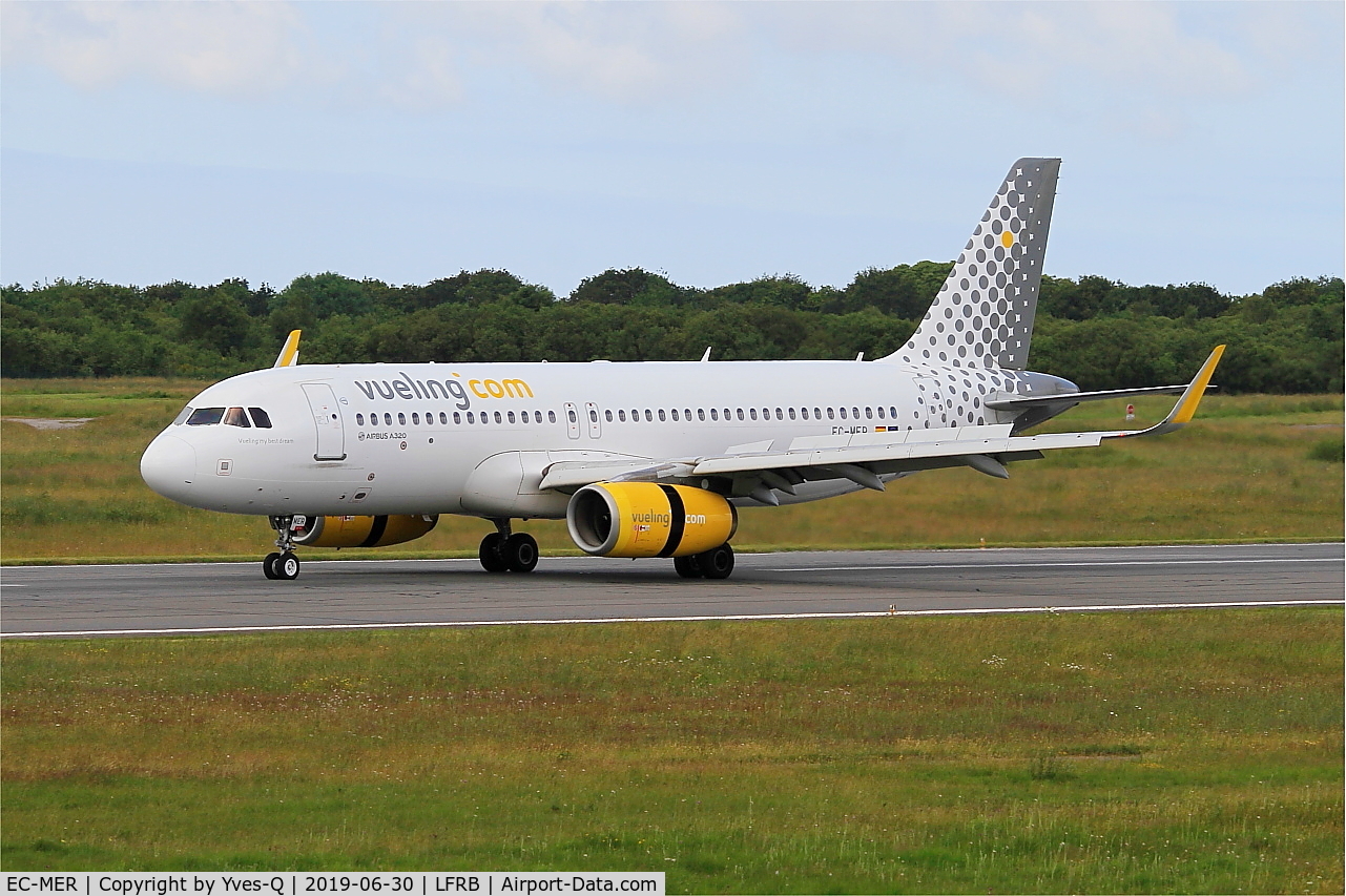 EC-MER, 2015 Airbus A320-232 C/N 6510, Airbus A320-232, Taxiing rwy 07R, Brest-Bretagne airport (LFRB-BES)