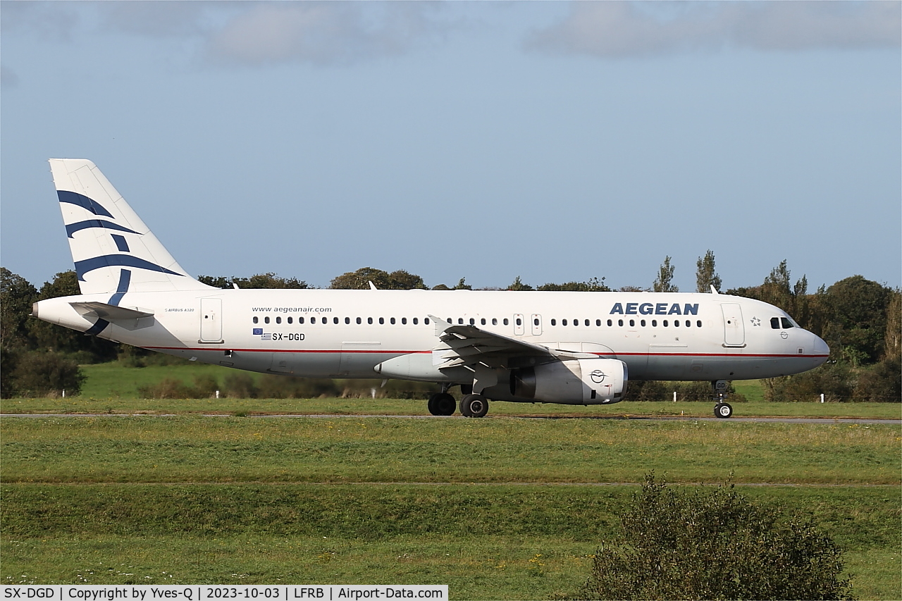 SX-DGD, 2009 Airbus A320-232 C/N 4065, Airbus A320-232, Taxiing rwy 25L, Brest-Bretagne airport (LFRB-BES)
