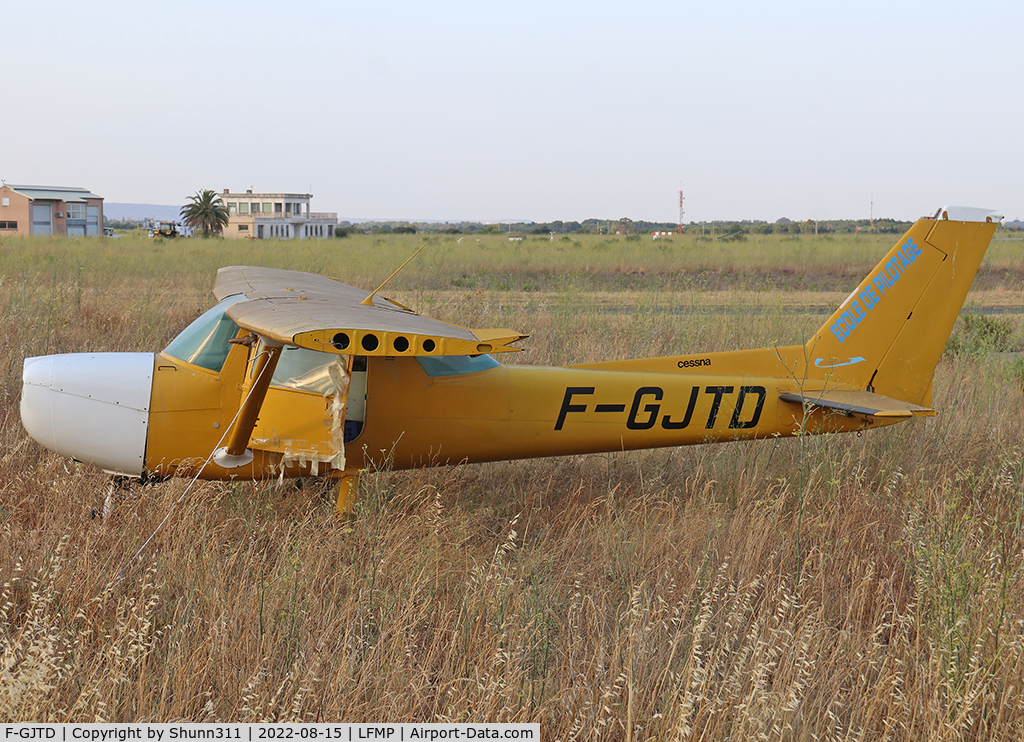 F-GJTD, Reims F150M C/N 150-75860, Parked in the grass... End of life...