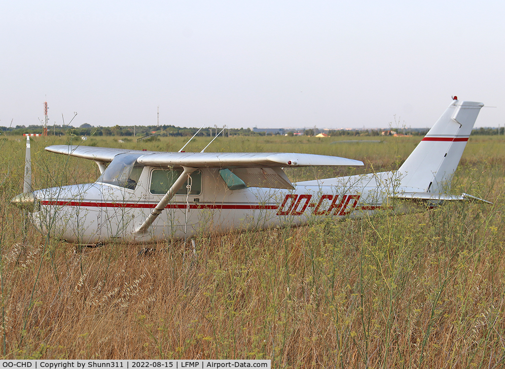 OO-CHD, Cessna 150M C/N 15076554, Parked in the grass...