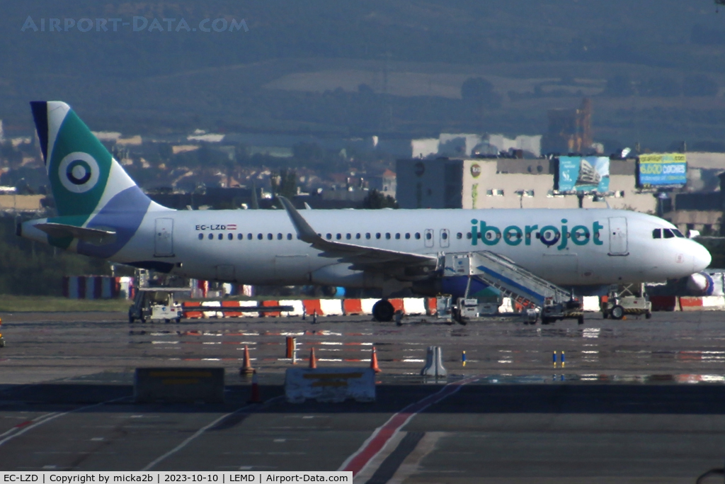 EC-LZD, 2013 Airbus A320-214 C/N 5642, Parked