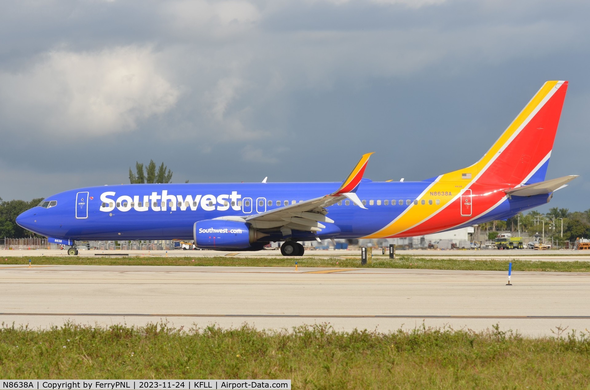 N8638A, 2014 Boeing 737-8H4 C/N 36911, Southwest B738 taxying for departure