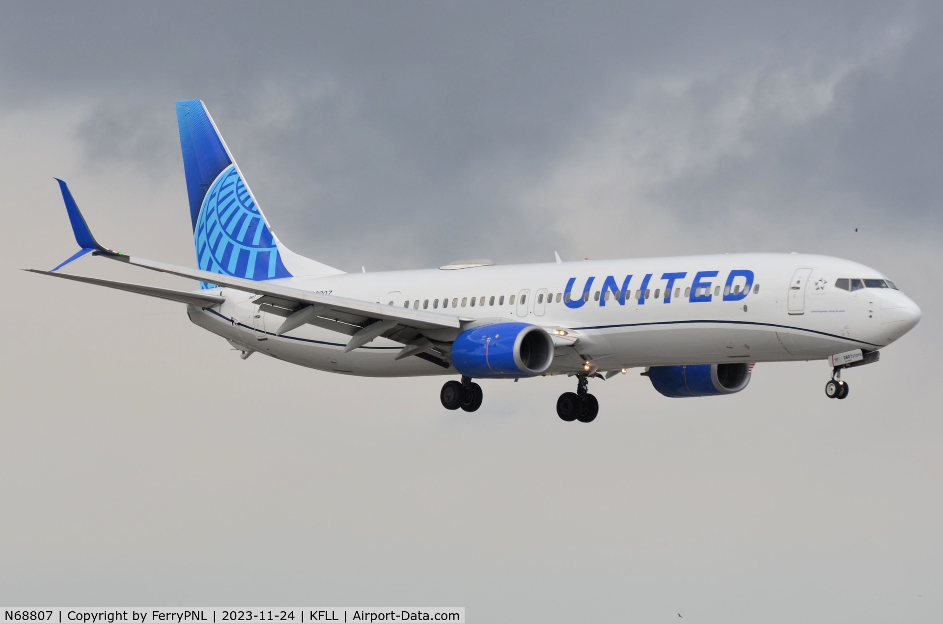 N68807, 2013 Boeing 737-924/ER C/N 42819, Arrival of United B739 in FLL