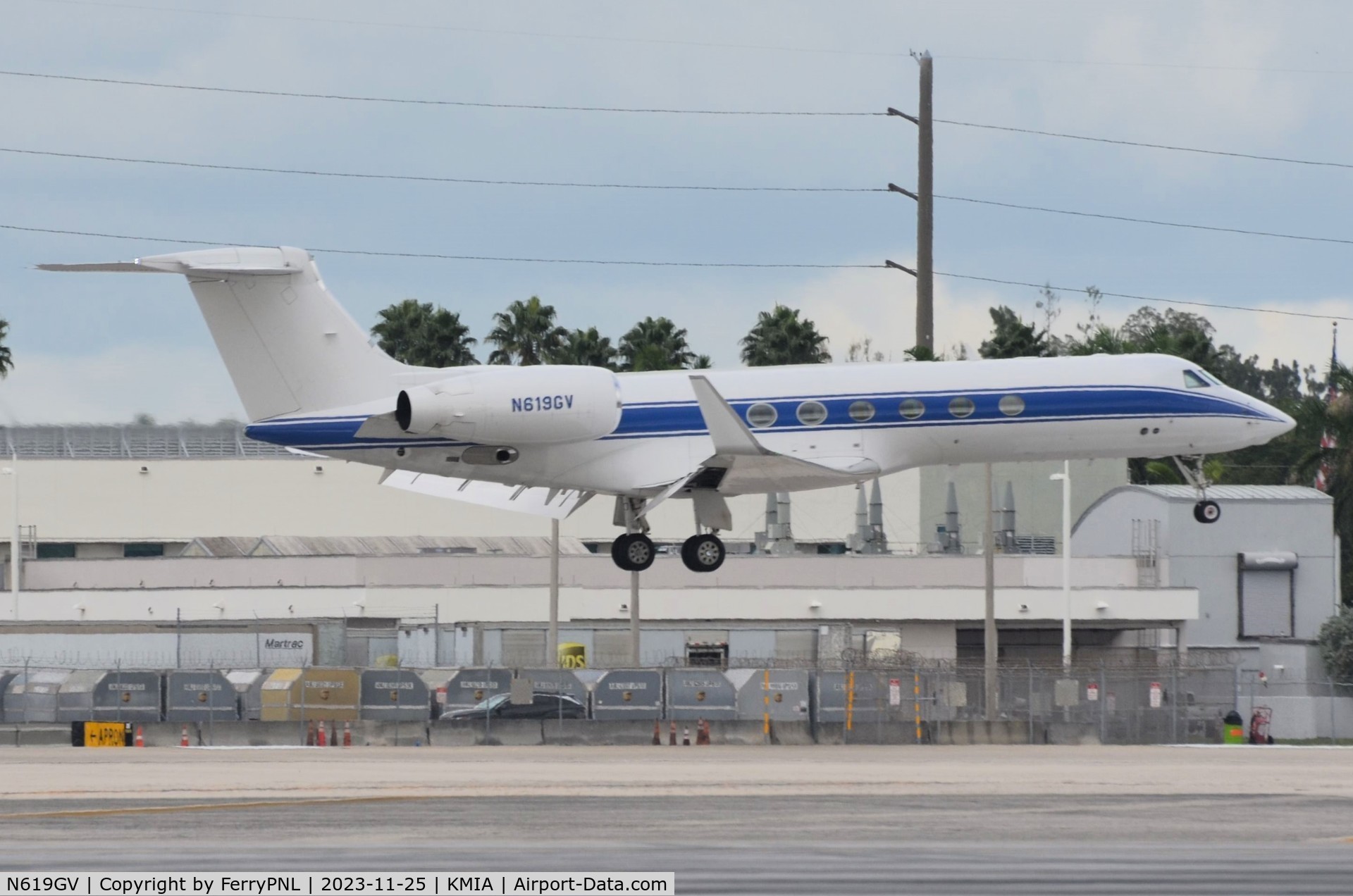 N619GV, 2000 Gulfstream Aerospace G-V C/N 619, Trans-Exec Air Services G5 landing