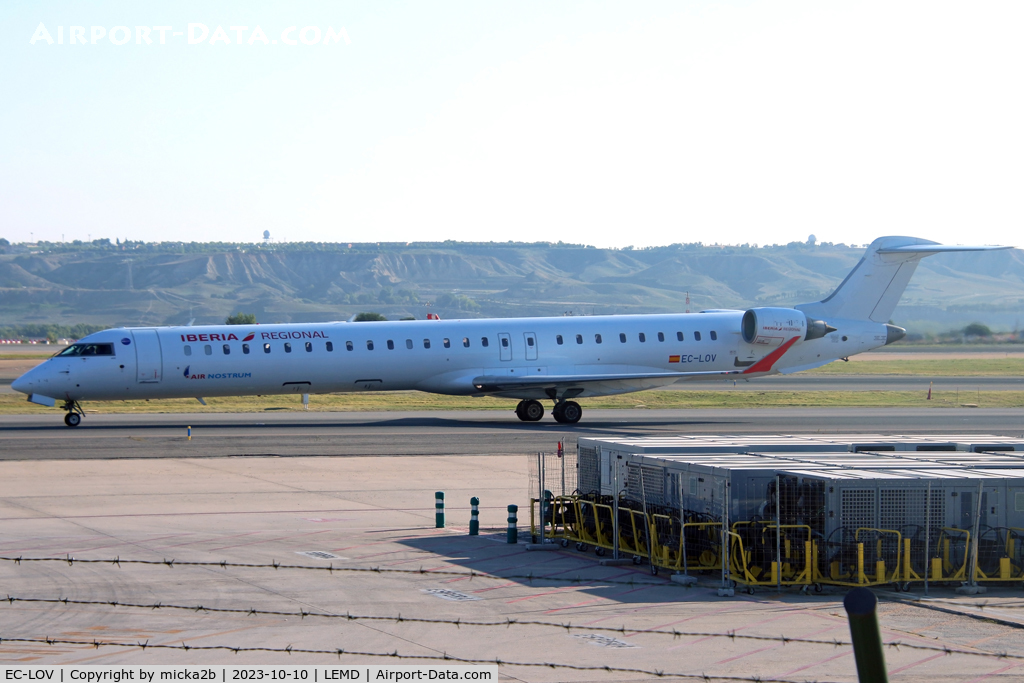 EC-LOV, 2011 Bombardier CRJ-1000ER NG (CL-600-2E25) C/N 19019, Taxiing
