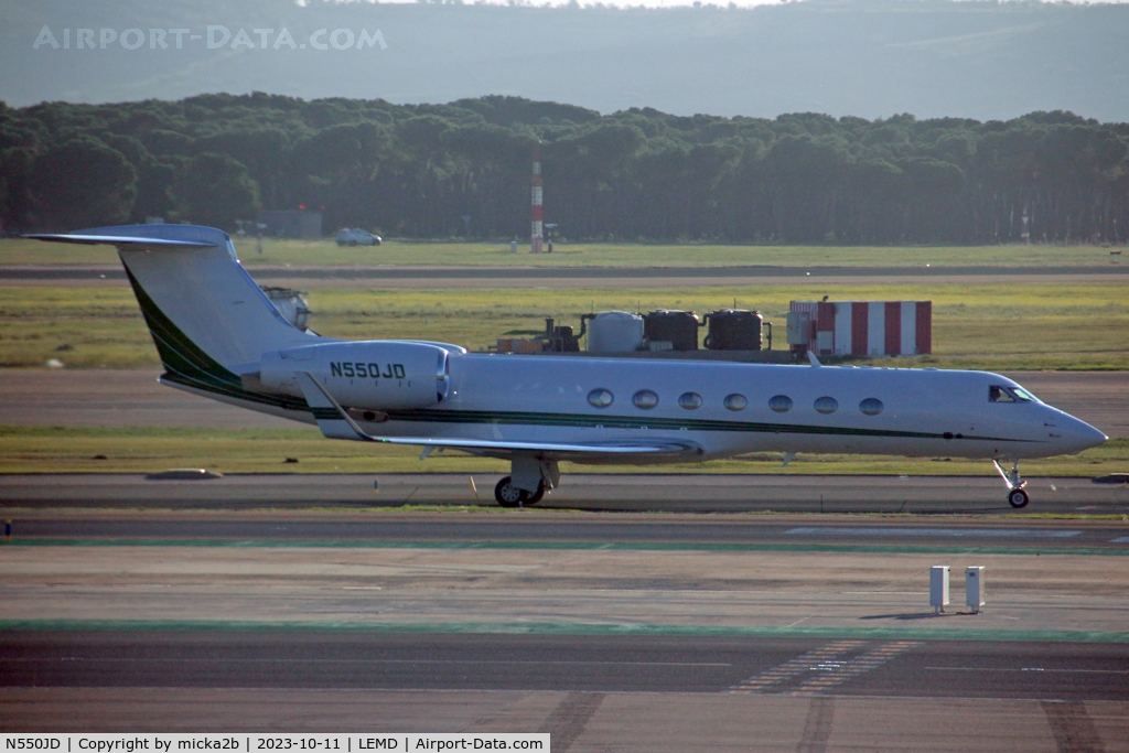 N550JD, 2004 Gulfstream Aerospace GV-SP (G550) C/N 5032, Taxiing