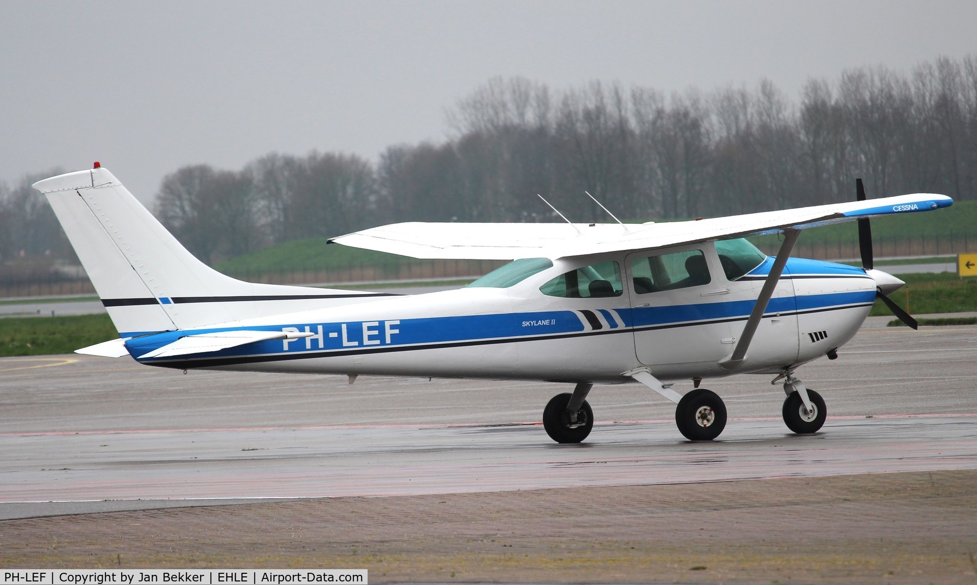 PH-LEF, Cessna 182Q Skylane C/N 18267283, Lelystad Airport