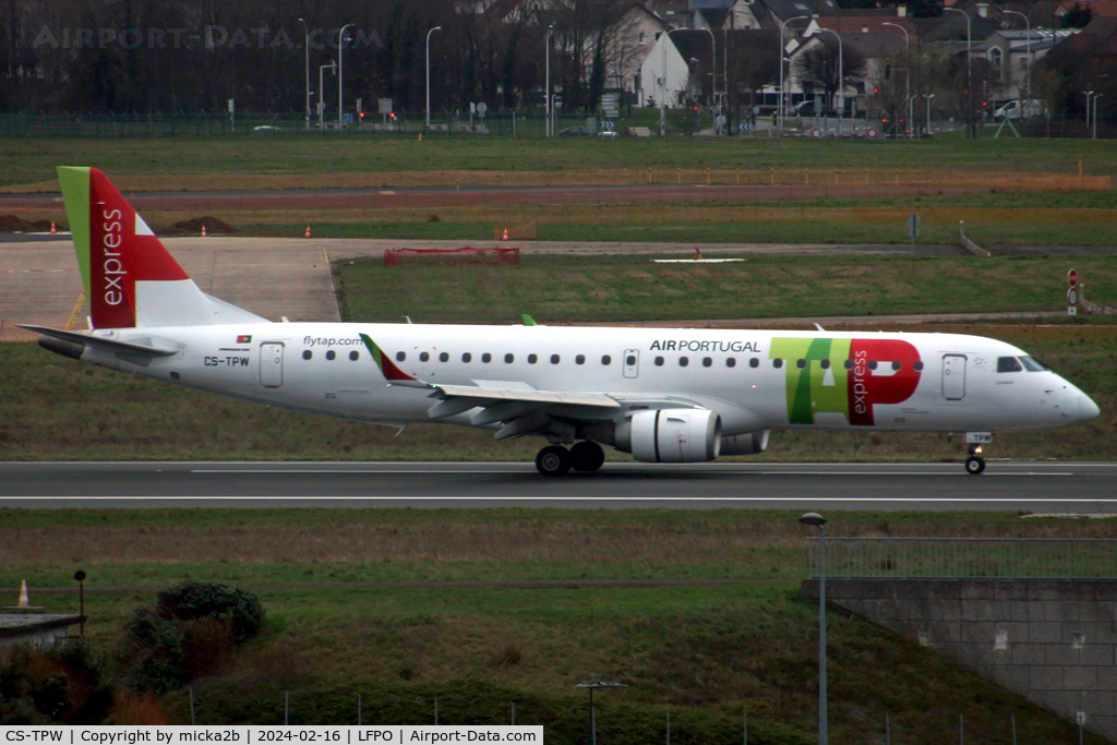CS-TPW, 2012 Embraer 190LR (ERJ-190-100LR) C/N 19000550, Taxiing