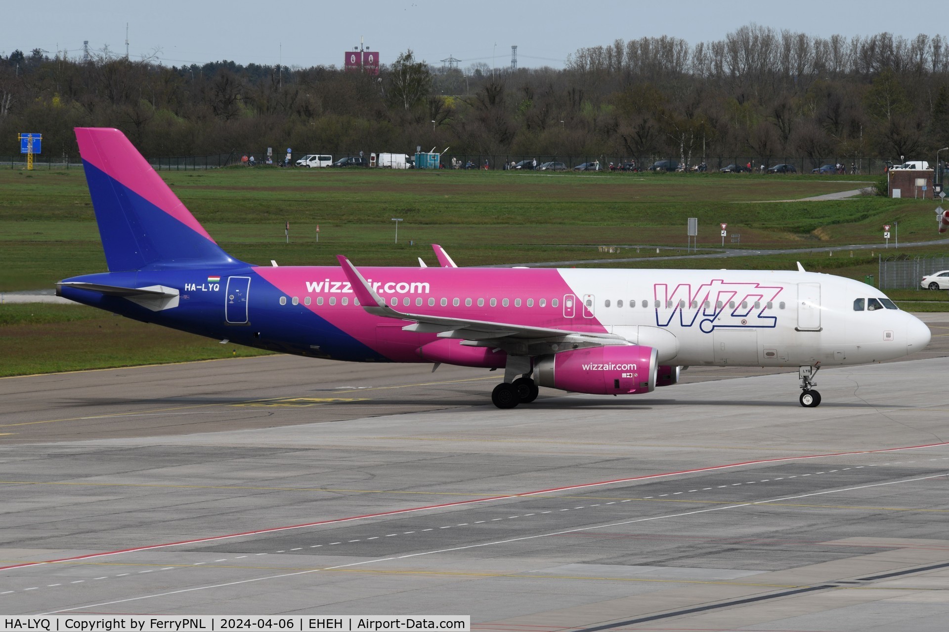 HA-LYQ, 2015 Airbus A320-232 C/N 6614, Wizz Air A320 taxying to its stand