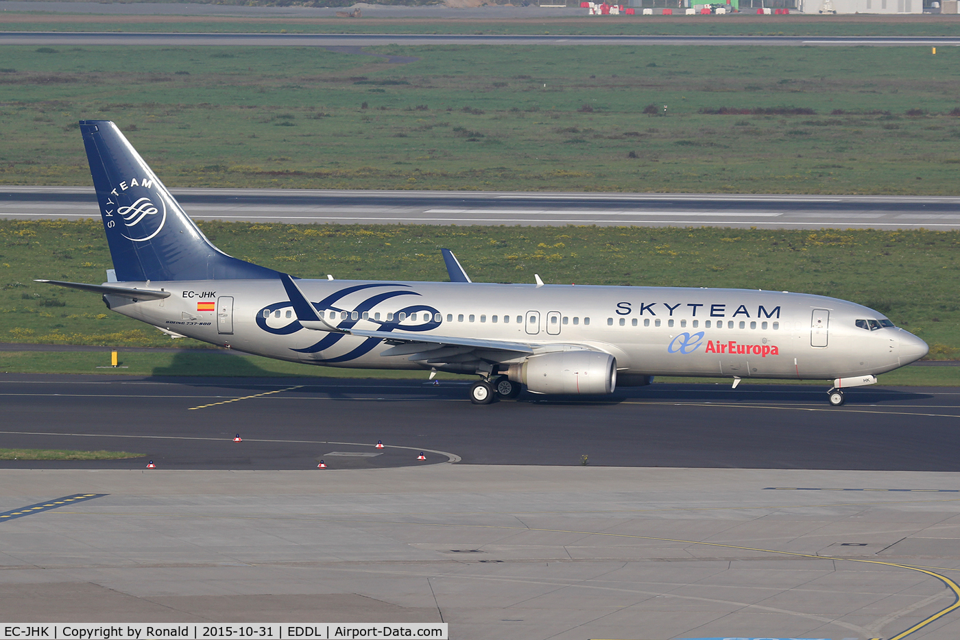 EC-JHK, 2005 Boeing 737-85P C/N 33975, at dus