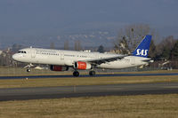 LN-RKI @ GVA - SAS Airbus A321 at Geneva - by Mo Herrmann