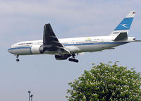 9K-AOB @ LHR - Kuwait Airways Boeing 777-200 (9K-AOB) landing at London (Heathrow) Airport in May 2004 - by Adrian Pingstone