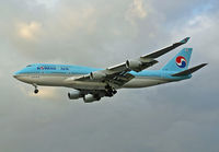 HL7498 @ LHR - Boeing 747 4B5 - by Les Rickman