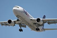 N676FE @ LAS - FedEx N676FE (FLT FDX525) from Memphis Int'l (KMEM) on final approach to RWY 25L. - by Dean Heald