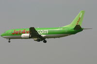 OO-TUM @ BRU - attractive colour for this 737-4B3, landing on rwy 25L