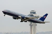 N656UA @ LAX - United Airlines N656UA (FLT UAL948) departing LAX RWY 25R enroute to London Heathrow (EGLL). - by Dean Heald