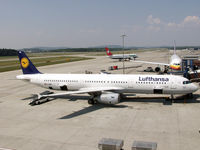 D-AISB @ ZRH - waiting at the gate for passengers and cargo - by eap_spotter