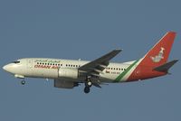 A4O-BS @ DXB - Oman Air Boeing 737-700 landing at DXB - by Yakfreak - VAP