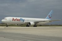 PH-AHX @ CUR - Arkefly Boeing 767-300 - by Yakfreak - VAP