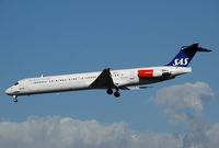 LN-RLF @ FRA - on final at fra - by Volker Hilpert