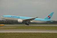HL7733 @ VIE - Korean Air Boeing 777-200 - by Yakfreak - VAP