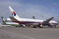 9M-MRC @ VIE - Malaysia Boeing 777-200 - by Yakfreak - VAP