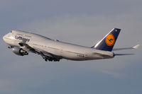 D-ABVB @ LAX - Lufthansa D-ABVB (FLT DLH457) climbing out from RWY 25R enroute to Frankfurt Main (EDDF). - by Dean Heald