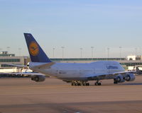 D-ABVY @ DEN - LH 744