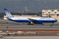 N220UA @ LAX - United Airlines N220UA (FLT UAL935) from London Heathrow (EGLL) taxiing to Terminal 7 after arrival on the north complex. - by Dean Heald