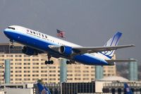 N652UA @ LAX - United Airlines N652UA (FLT UAL8174) climbing out from RWY 25R enroute to Washington Dulles Int'l (KIAD). - by Dean Heald