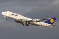 D-ABTL @ LAX - Lufthansa D-ABTL (FLT DLH457) climbing out from RWY 25R enroute to Frankfurt Main (EDDF). - by Dean Heald