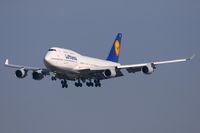 D-ABTE @ LAX - Lufthansa D-ABTE (FLT DLH456) from Frankfurt Main (EDDF) on short-final to RWY 25R. - by Dean Heald