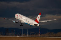 OE-LAW @ VIE - Austrian Airlines Boeing 767-300 - by Yakfreak - VAP