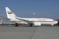 A6-SIR @ VIE - UAE Government Boeing 737-700 - by Yakfreak - VAP