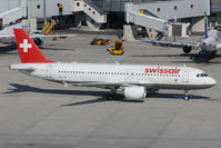 HB-IJK @ VIE - Swissair Airbus 320 - by Yakfreak - VAP