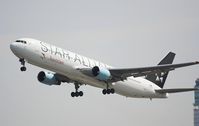 OE-LAY @ VIE - Austrian B 767 color StarAlliance climbing out of RWY 29 - by Dieter Klammer