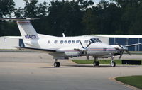 N942CE @ PTK - Beech 200