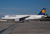 D-AIQA @ VIE - Lufthansa Airbus 320 - by Yakfreak - VAP
