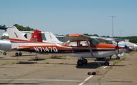N7147Q @ HWV - Skyhawk on the ramp...